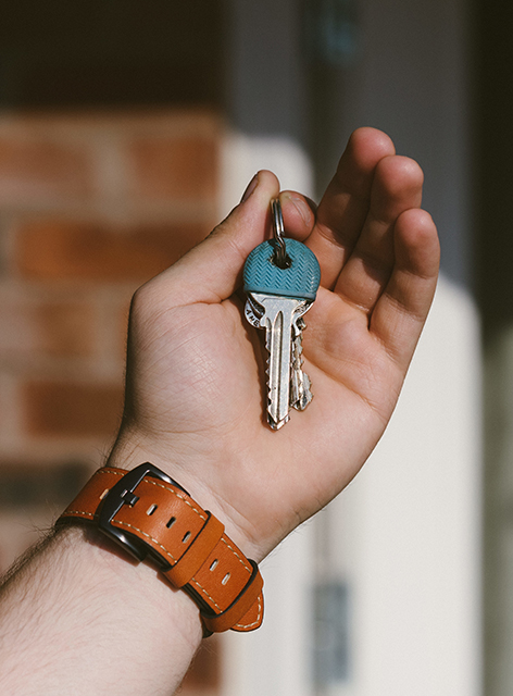 Man houdt huissleutel in hand